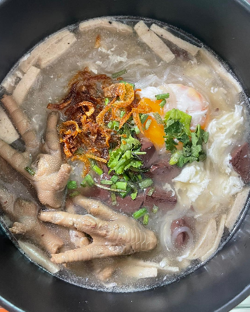 ก๋วยจั๊บญวนตีนไก่ใส่ไข่