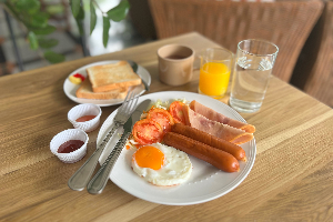 เซ็ต C (American Breakfast + ชา/โอวัลติน/กาแฟ + ขนมปัง + น้ำผลไม้)