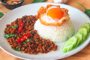 โคตรกะเพราหมูสับ + ไข่ดาว