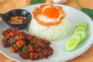 โคตรกะเพราหมูกรอบ + ไข่ดาว