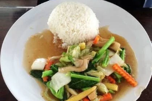 ผัดผักรวมราดข้าว