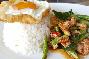 ผัดพริกแกงใส่ถั่วราดข้าว