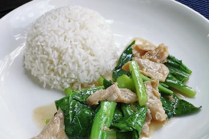 ผัดคะน้าน้ำมันหอยราดข้าว