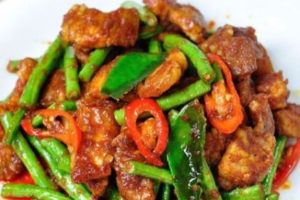 ผัดพริกแกงใส่ถั่ว