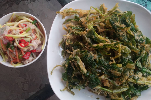 ยำผักบุ้งกรอบ