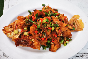 ปลาทับทิมคั่วพริกเกลือ