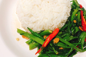 1-5 ผัดผักบุ้งไฟแดงราดข้าว