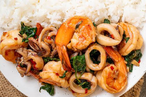 1-7 ผัดกะเพราราดข้าว