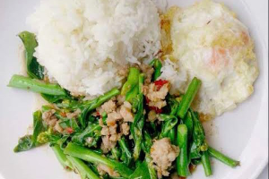 1-9 ผัดผักคะน้าราดข้าว