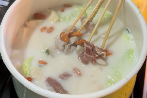 เติมน้ำซุปกระดูกหมูเข้มข้น