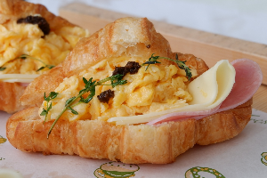 Croissant Scambled Eggs Ham Cheese Truffle // ครัวซองต์ ไข่คนแฮมชีส ทรัฟเฟิล