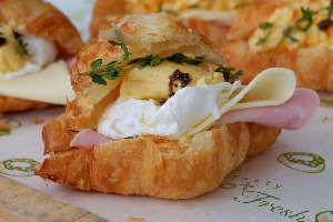 Croissant Poached Egg Ham Cheese Truffle // ครัวซองต์ ไข่ดาวน้ำแฮมชีส ทรัฟเฟิล