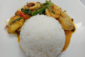 แกงคั่วกะทิทะเลรวม + ข้าวสวย Thai yellow curry hot and spicy seafood mixed + jasmine rice.