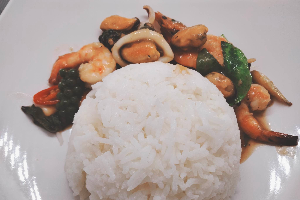 ผัดฉ่าทะเลรวม + ข้าวหอมมะลิ Stir fried seafoods hot and spicy with finger roots, fresh thai peppers + jasmine rice