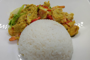 ผัดผงกะหรี่ทะเลรวม + ข้าวสวย Stir fried seafood mixed with curry powder and egg + Jasmine rice.