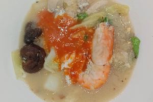 สุกี้กุ้งแบบน้ำ (เมนูแนะนำ) Thai sukiyaki shrimp with soup style (Recommand menu)