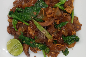 ผัดซีอิ๊วไก่ Stir fried rice noodle with soy sauce chicken