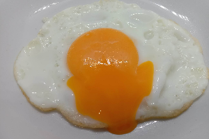 ไข่ดาวแบบไม่สุก Over easy egg.