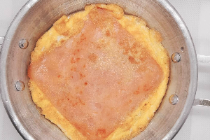 ไข่เจียวแฮมไก่ Thai chicken ham omelet
