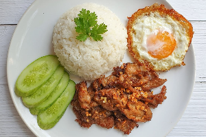 ข้าวราดเนื้อสัตว์ทอดกระเทียม