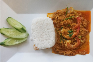 ผัดผงกะหรี่กุ้ง + ข้าวสวย Stir fried shrimp with curry powder and egg + Jasmine rice.