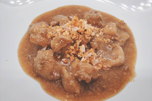 ไก่ผัดกระเทียมพริกไทย Stir fried chicken garlic and pepper (Main dish without rice)