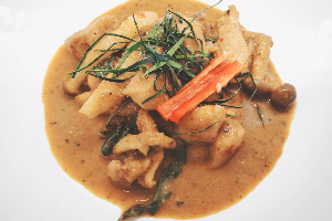 แกงคั่วกะทิไก่ Thai yellow curry chicken hot and spicy (Main dish without rice)
