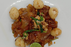 ผัดซีอิ๊วไข่นกกระทา Stir fried rice noodle with soy sauce quail eggs