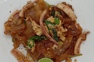 ผัดซีอิ๊วหมึก Stir fried rice noodle with soy sauce squid