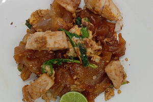 ผัดซีอิ๊วปลา Stir fried rice noodle with soy sauce fish