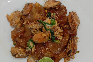 ผัดซีอิ๊วหอย Stir fried rice noodle with soy sauce mussels