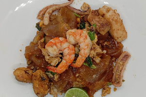 ผัดซีอิ๊วทะเลรวม Stir fried rice noodle with soy sauce seafood mixed