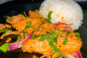 ข้าวยำไก่แซ่บ | Rice topped with Spicy Fried Chicken Salad