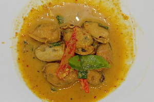 แกงคั่วกะทิหอย Thai yellow curry mussels hot and spicy (Main dish without rice)