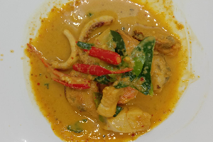 แกงคั่วกะทิทะเลรวม Thai yellow curry seafood mixed hot and spicy (Main dish without rice)