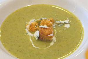 Asparagus Soup with Bread // ซุปหน่อไม้ฝรั่ง พร้อมขนมปัง