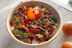 กะเพรา เนื้อสไลด์+ไข่ต้ม