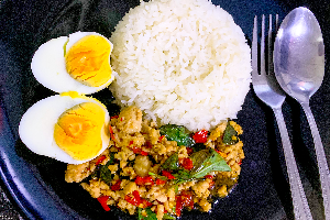 ข้าวโหระพาอกไก่สับ+ไข่ต้ม | Minced Chicken Breast With Holy Basil On Rice + Boiled Egg
