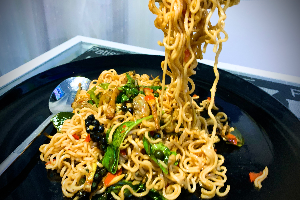 มาม่าหอยลายผัดฉ่า | Instant Noodles with Spicy Stir-Fried Clams