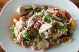 ยำมาม่าหมูยอ