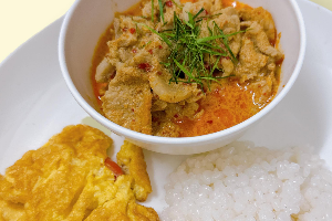 ข้าวพะแนงหมูไข่เจียว