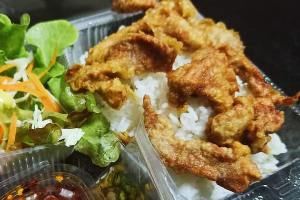 ข้าวสามชั้นทอดจิ้มแจ่ว fried belly pork & spicy sauce with rice