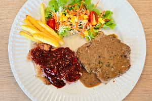 สเต็กหมูพริกไทยดำ+สเต็กไก่สไปร์ซี่