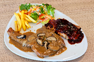 สเต็กพอร์คชอปซอสเห็ด+ไก่BBQ