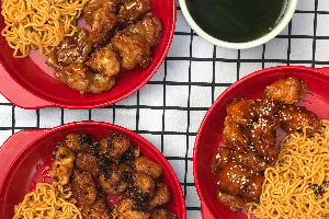 มาม่าเผ็ดหน้าไก่ทอดคลุกซอสฯ