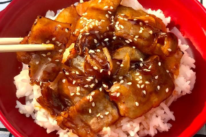 ข้าวหน้าหมูสามชั้นผัดซอสฯ