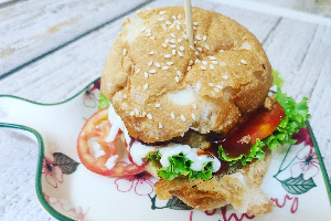 056 Beef Burger / เบอร์เกอร์เนื้อ