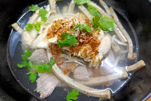 Vietnamese noodle soup ก๋วยจั๊บญวนไก่