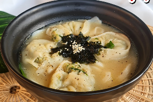 มันดูกุก 만두국 dumpling soup