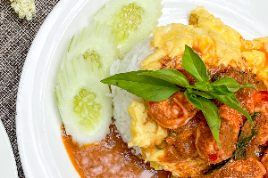 ข้าวไข่ข้นพริกแกง